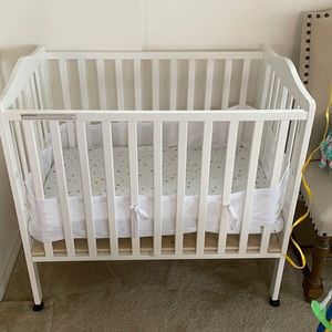 Foldable mini crib